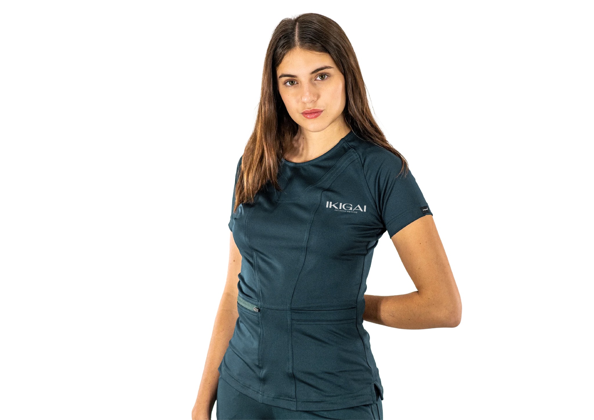 Aplicación de la identidad Ikigai en uniforme clínico, con una profesional sanitaria