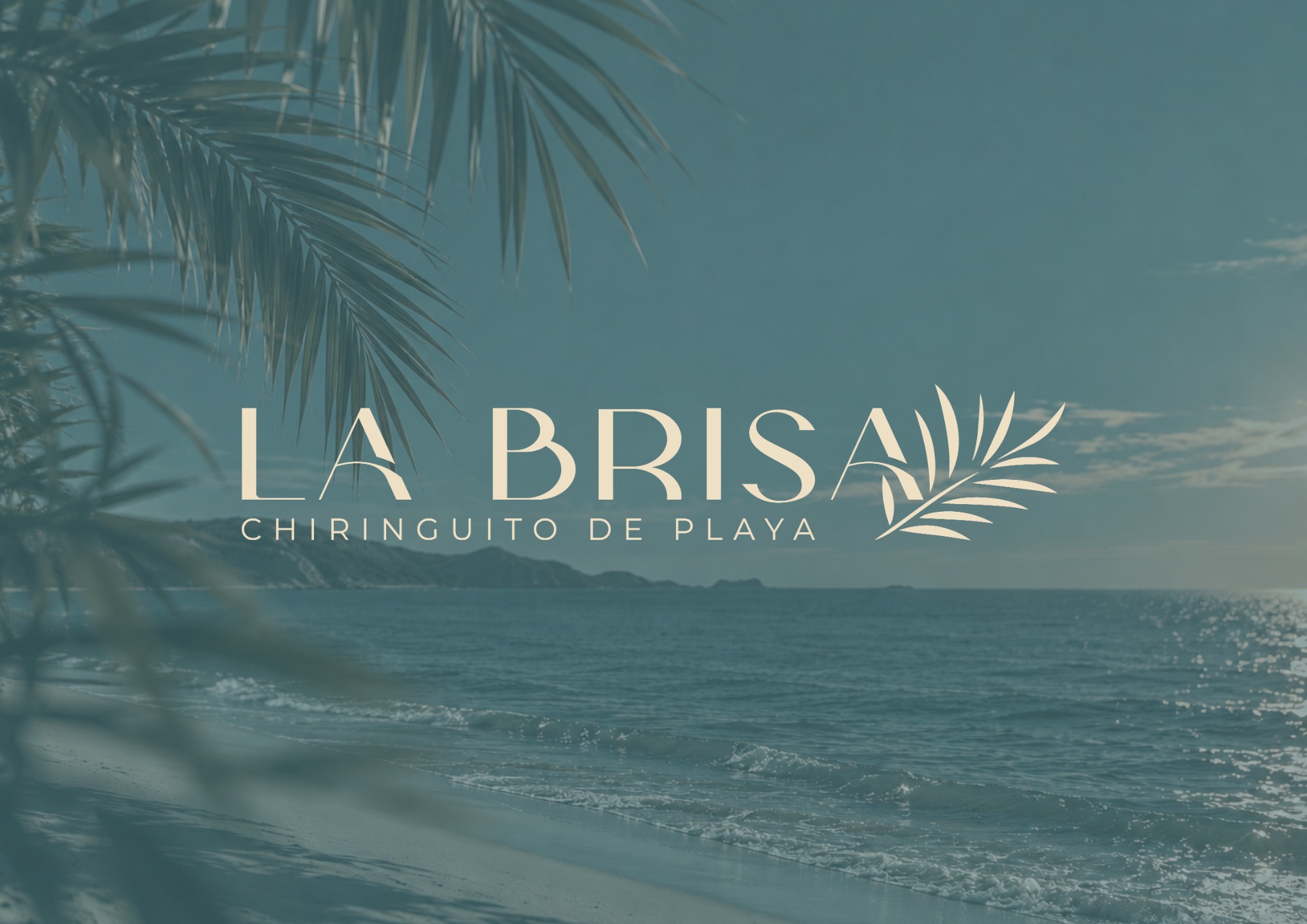 Logotipo de La Brisa, chiringuito de playa, sobre fondo verde agua